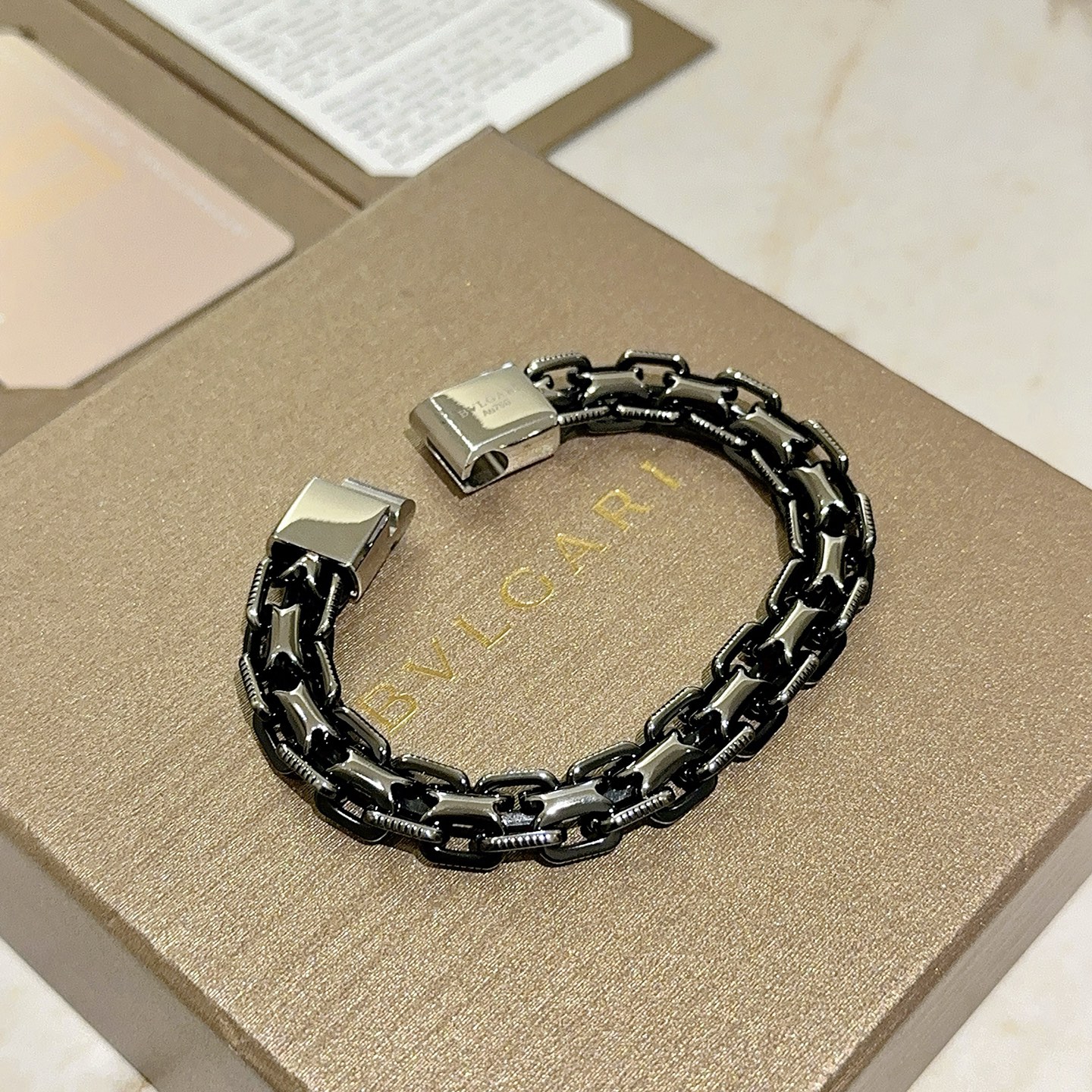 。宝格丽手链V金材质 BVLGARI宝格丽 DIVAS‘ DREAM 系列 品相完美，细节无敌，那种独特