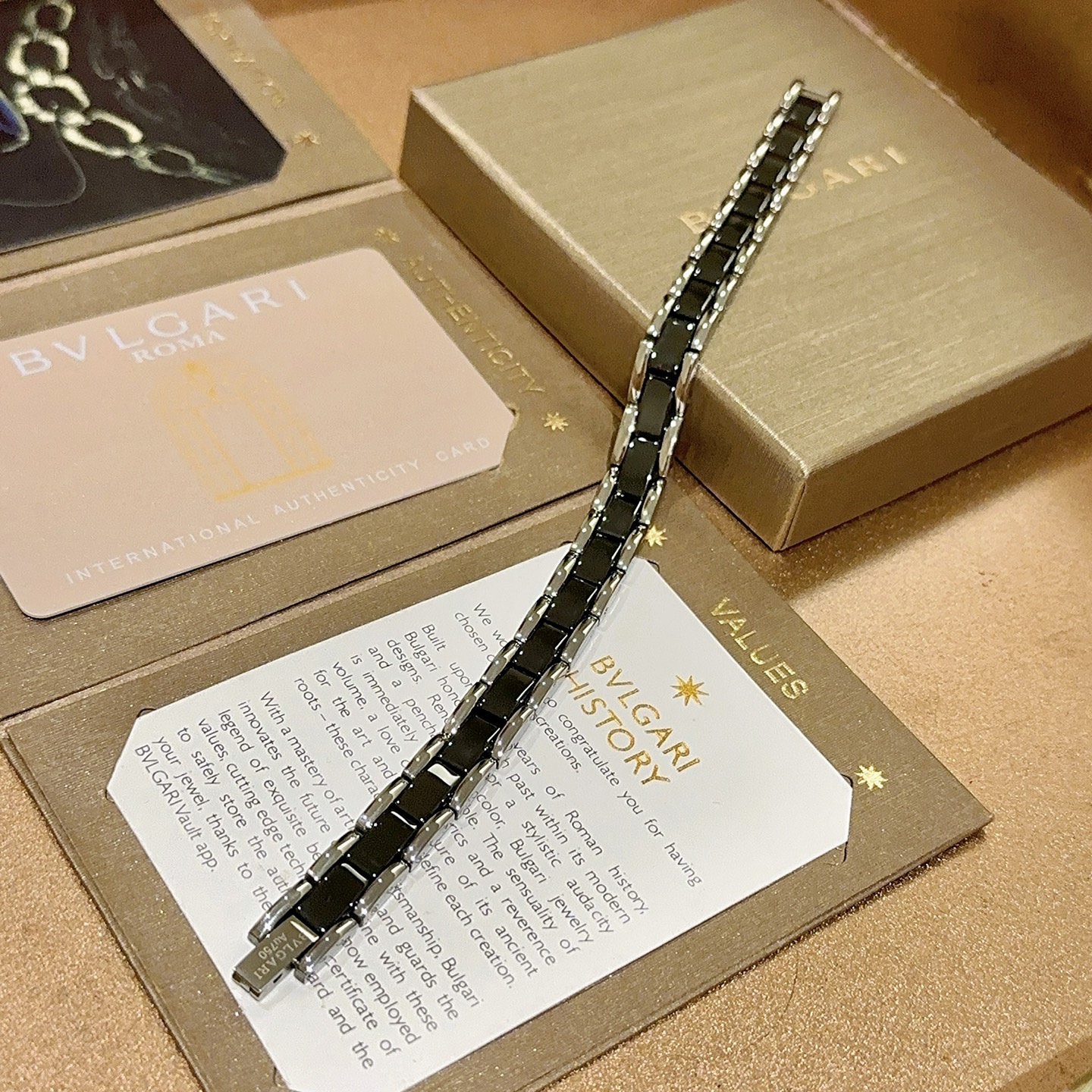 。宝格丽手链V金加陶瓷材质 BVLGARI宝格丽 DIVAS‘ DREAM 系列 黑色材质全陶瓷 品相完