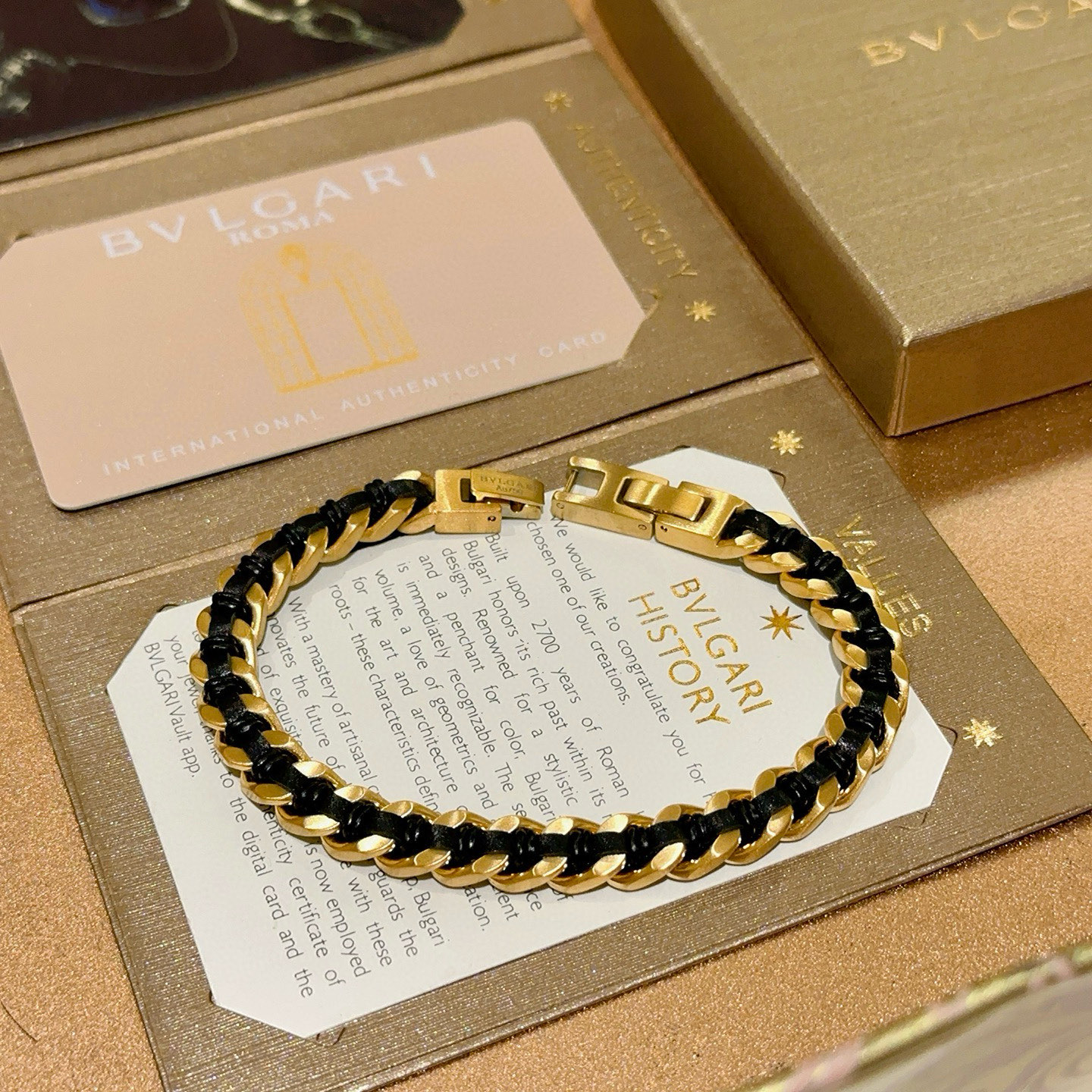 。宝格丽手链V金搭配编织绳材质 BVLGARI宝格丽 DIVAS‘ DREAM 系列  品相完美，细节无