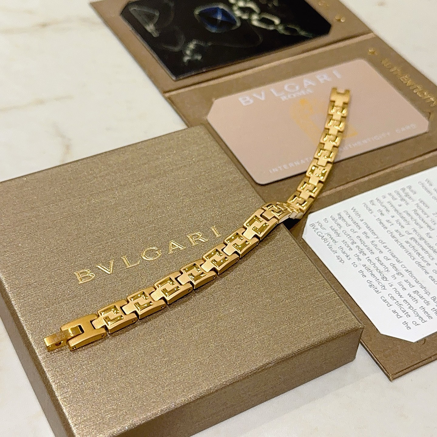 。宝格丽手链V金材质 BVLGARI宝格丽 DIVAS‘ DREAM 系列  品相完美，细节无敌，那种独