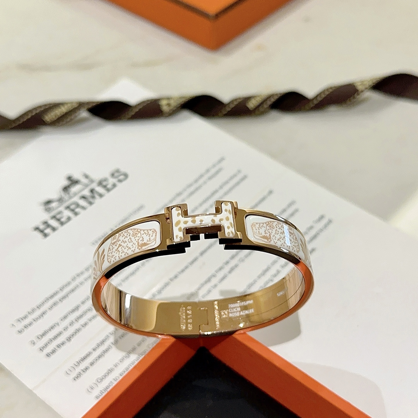 。 Hermes 爱马仕手镯 ❗️v金原版定制 爱马仕手环 珐琅工艺太考验师傅的手艺了 要确保色泽手工制