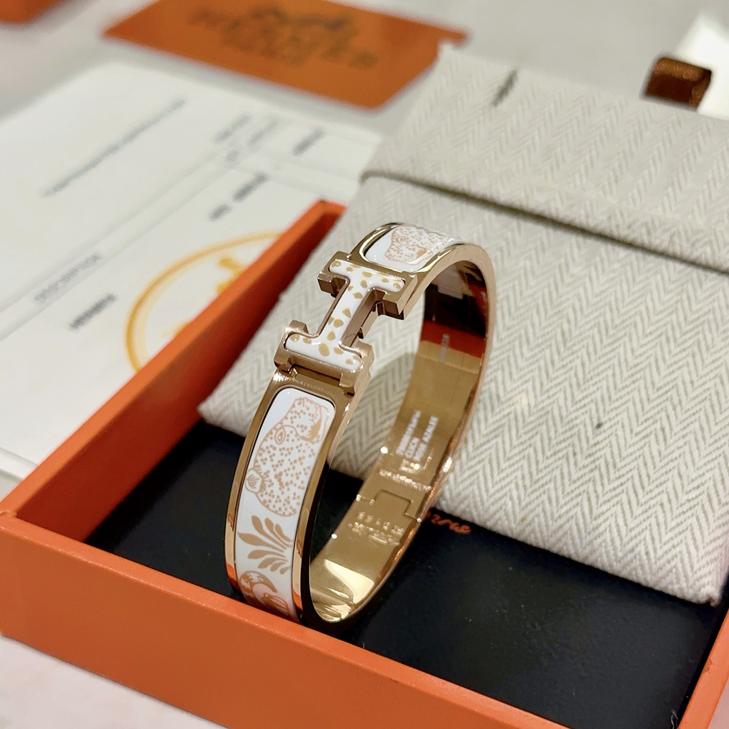 。 Hermes 爱马仕手镯 ❗️v金原版定制 爱马仕手环 珐琅工艺太考验师傅的手艺了 要确保色泽手工制