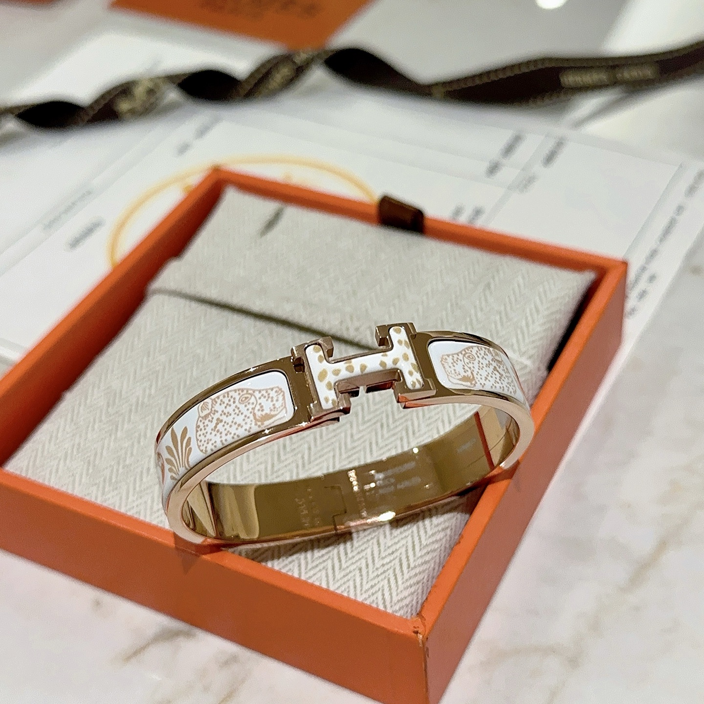 。 Hermes 爱马仕手镯 ❗️v金原版定制 爱马仕手环 珐琅工艺太考验师傅的手艺了 要确保色泽手工制