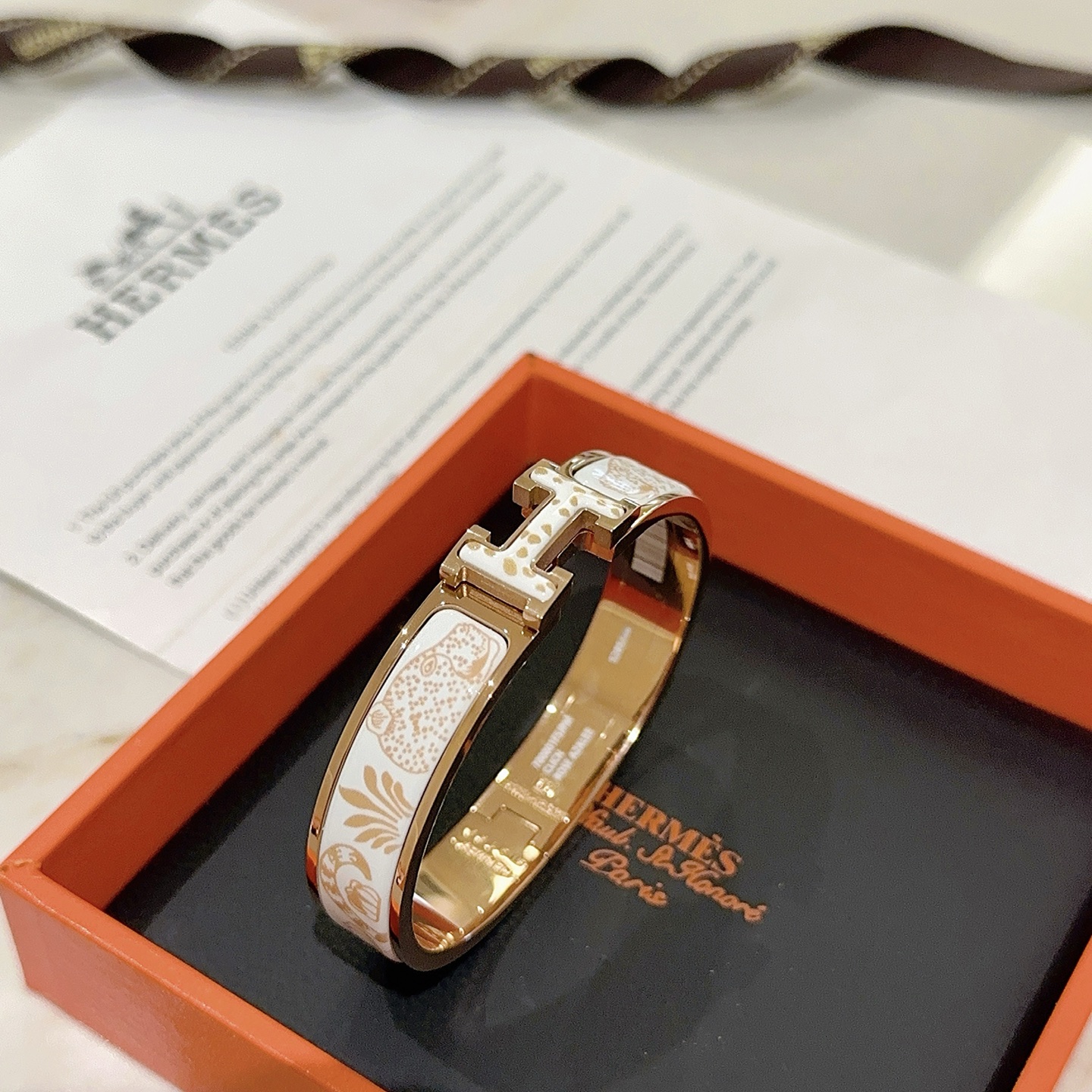 。 Hermes 爱马仕手镯 ❗️v金原版定制 爱马仕手环 珐琅工艺太考验师傅的手艺了 要确保色泽手工制