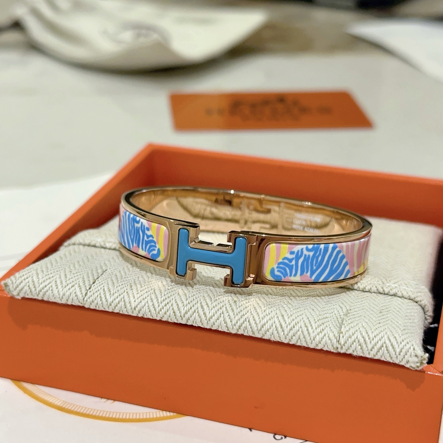 。 Hermes 爱马仕手镯 ❗️v金原版定制 爱马仕手环 珐琅工艺太考验师傅的手艺了 要确保色泽手工制