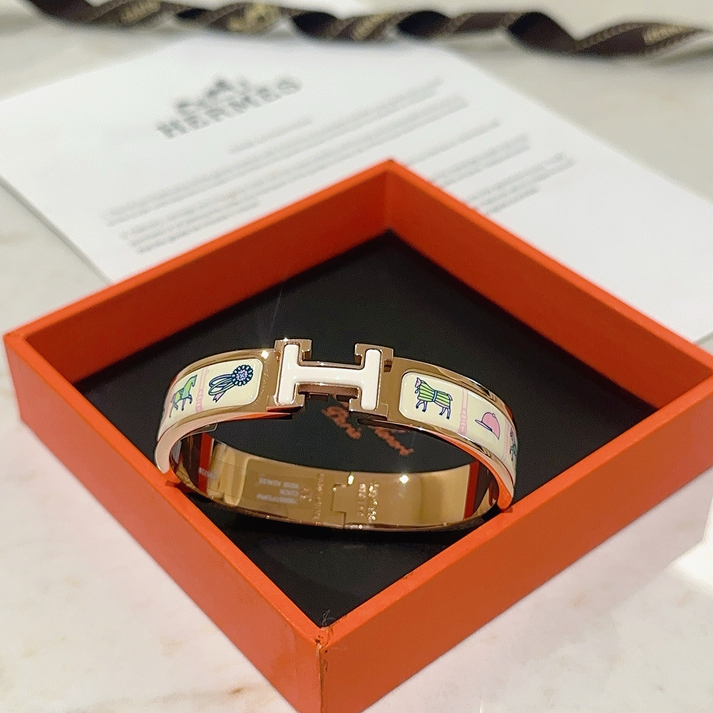 。 Hermes 爱马仕手镯 ❗️v金原版定制 爱马仕手环 珐琅工艺太考验师傅的手艺了 要确保色泽手工制