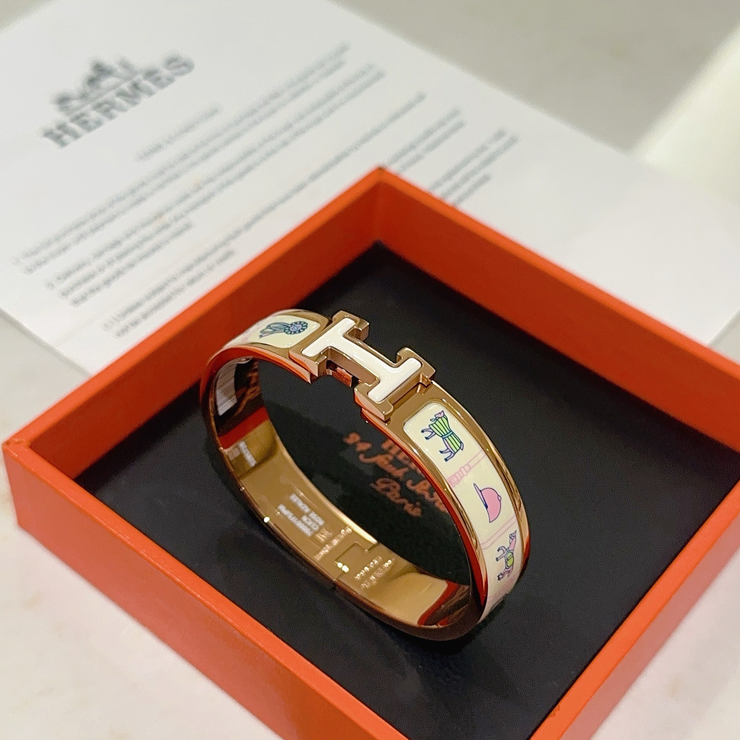 。 Hermes 爱马仕手镯 ❗️v金原版定制 爱马仕手环 珐琅工艺太考验师傅的手艺了 要确保色泽手工制