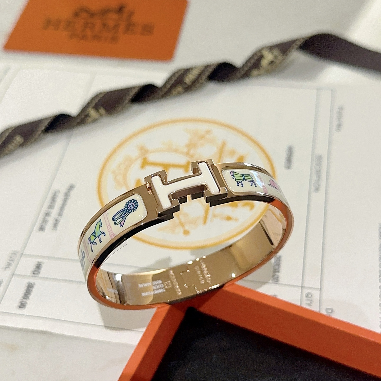 。 Hermes 爱马仕手镯 ❗️v金原版定制 爱马仕手环 珐琅工艺太考验师傅的手艺了 要确保色泽手工制