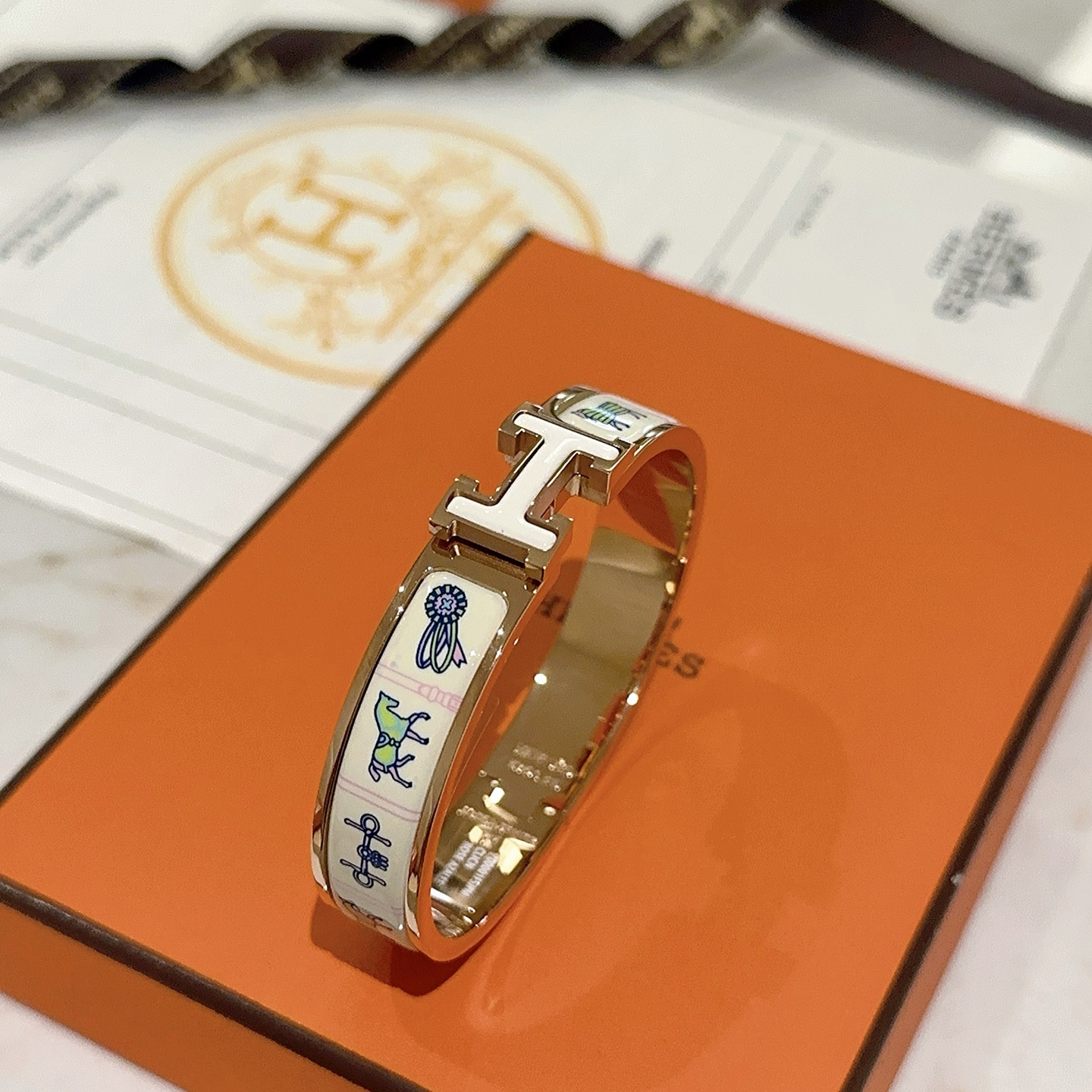 。 Hermes 爱马仕手镯 ❗️v金原版定制 爱马仕手环 珐琅工艺太考验师傅的手艺了 要确保色泽手工制
