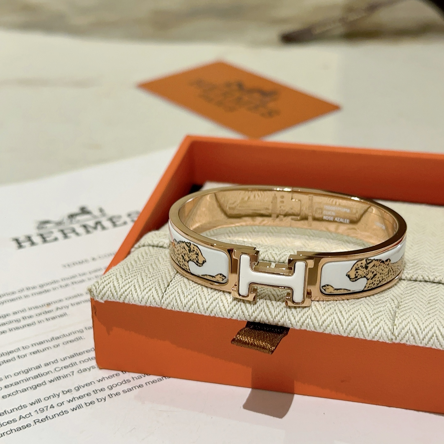 。 Hermes 爱马仕手镯 ❗️v金原版定制 爱马仕手环 珐琅工艺太考验师傅的手艺了 要确保色泽手工制