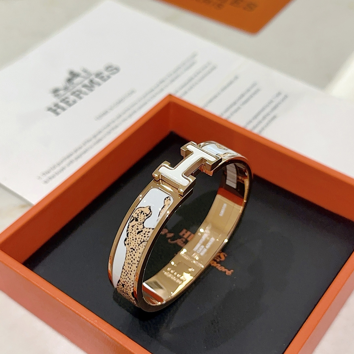 。 Hermes 爱马仕手镯 ❗️v金原版定制 爱马仕手环 珐琅工艺太考验师傅的手艺了 要确保色泽手工制