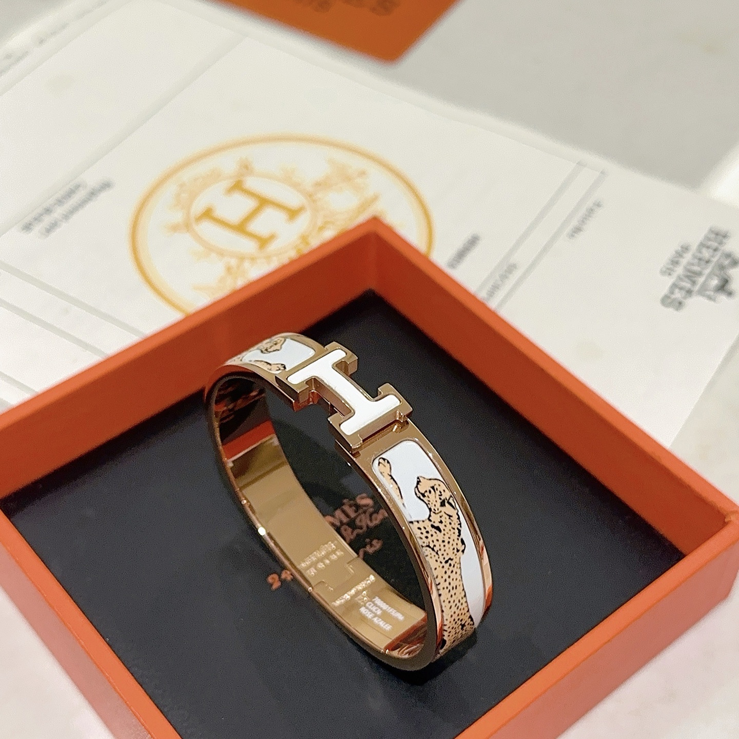 。 Hermes 爱马仕手镯 ❗️v金原版定制 爱马仕手环 珐琅工艺太考验师傅的手艺了 要确保色泽手工制