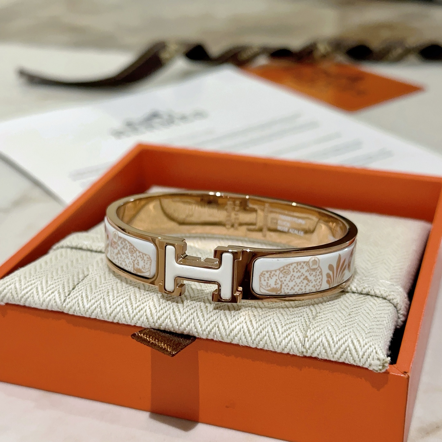 。 Hermes 爱马仕手镯 ❗️v金原版定制 爱马仕手环 珐琅工艺太考验师傅的手艺了 要确保色泽手工制