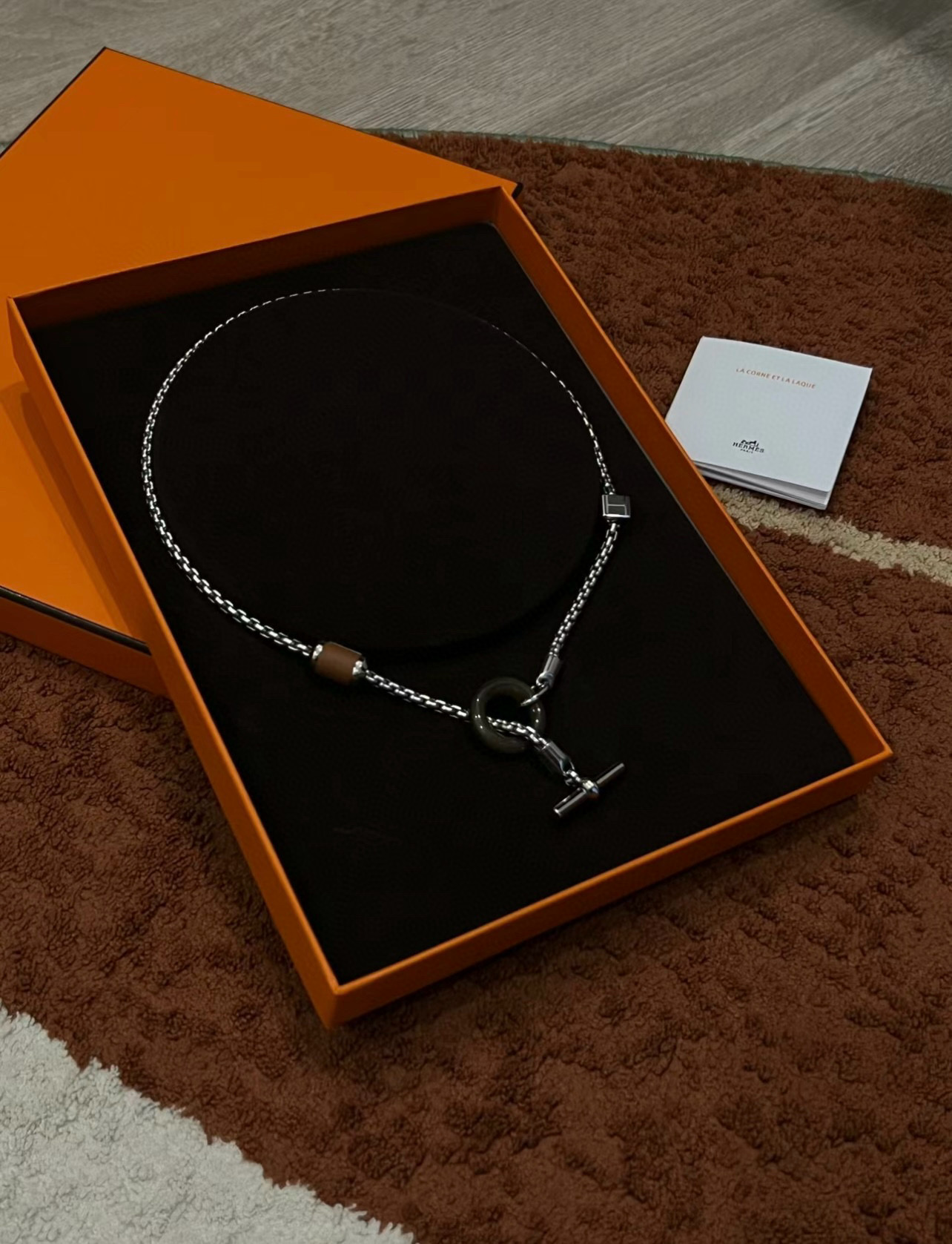 。 Hermes 爱马仕项链 黑圈项链 亚金材质电镀18k白金。