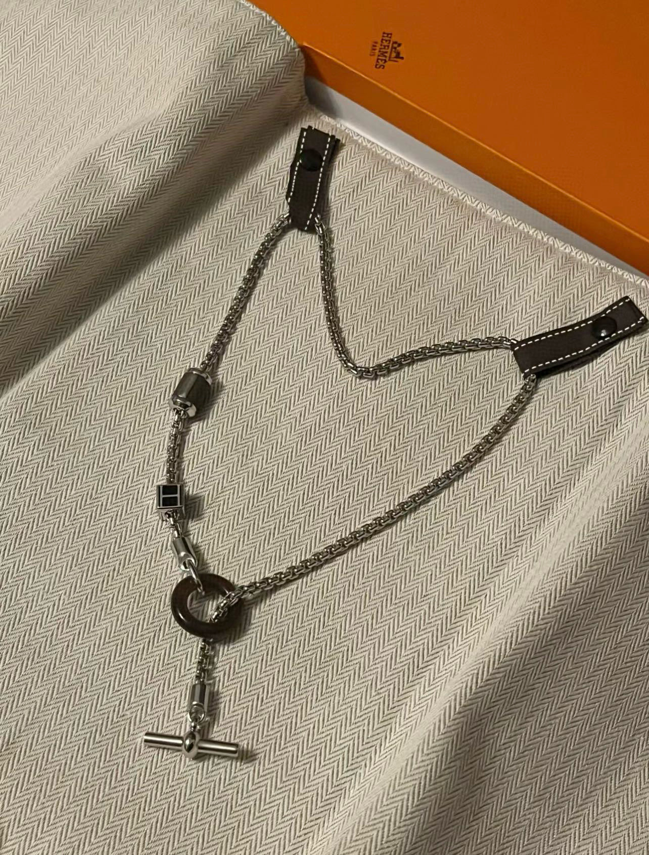 。 Hermes 爱马仕项链 黑圈项链 亚金材质电镀18k白金。