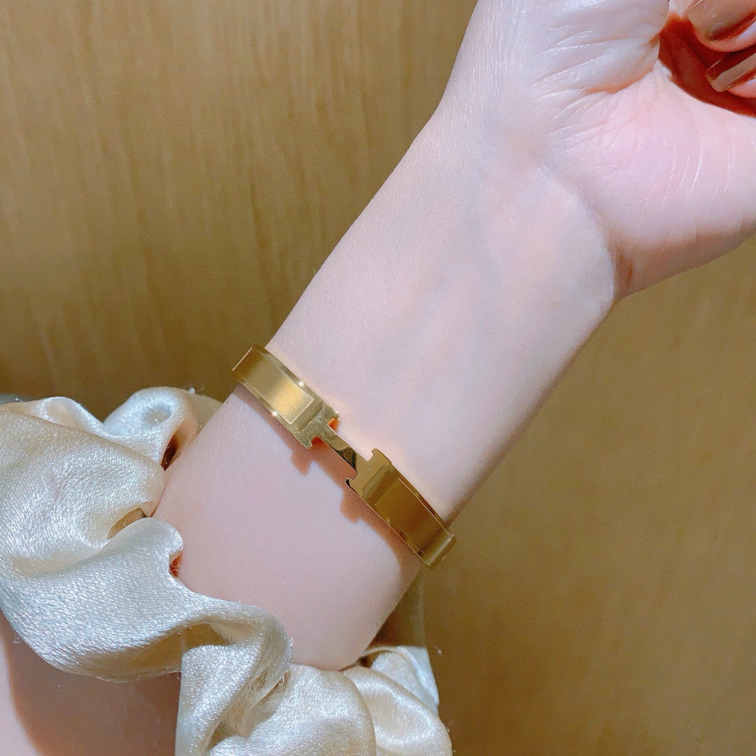 。 爱马仕手镯 太考验师傅的手艺了 高端定制 女神 都爱爱马仕火爆 手镯 ✨😝超精赞   各路女神 明星