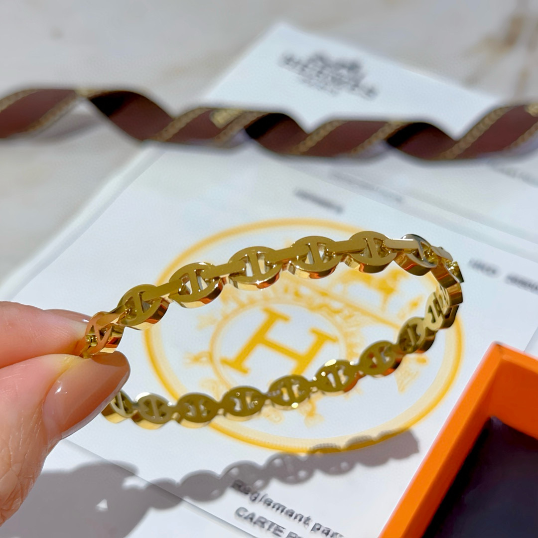 。 爱马仕手镯 手环❗️太考验师傅的手艺了 要确保细节好色色  技术高超高端定制 男女同款 都爱爱马仕火
