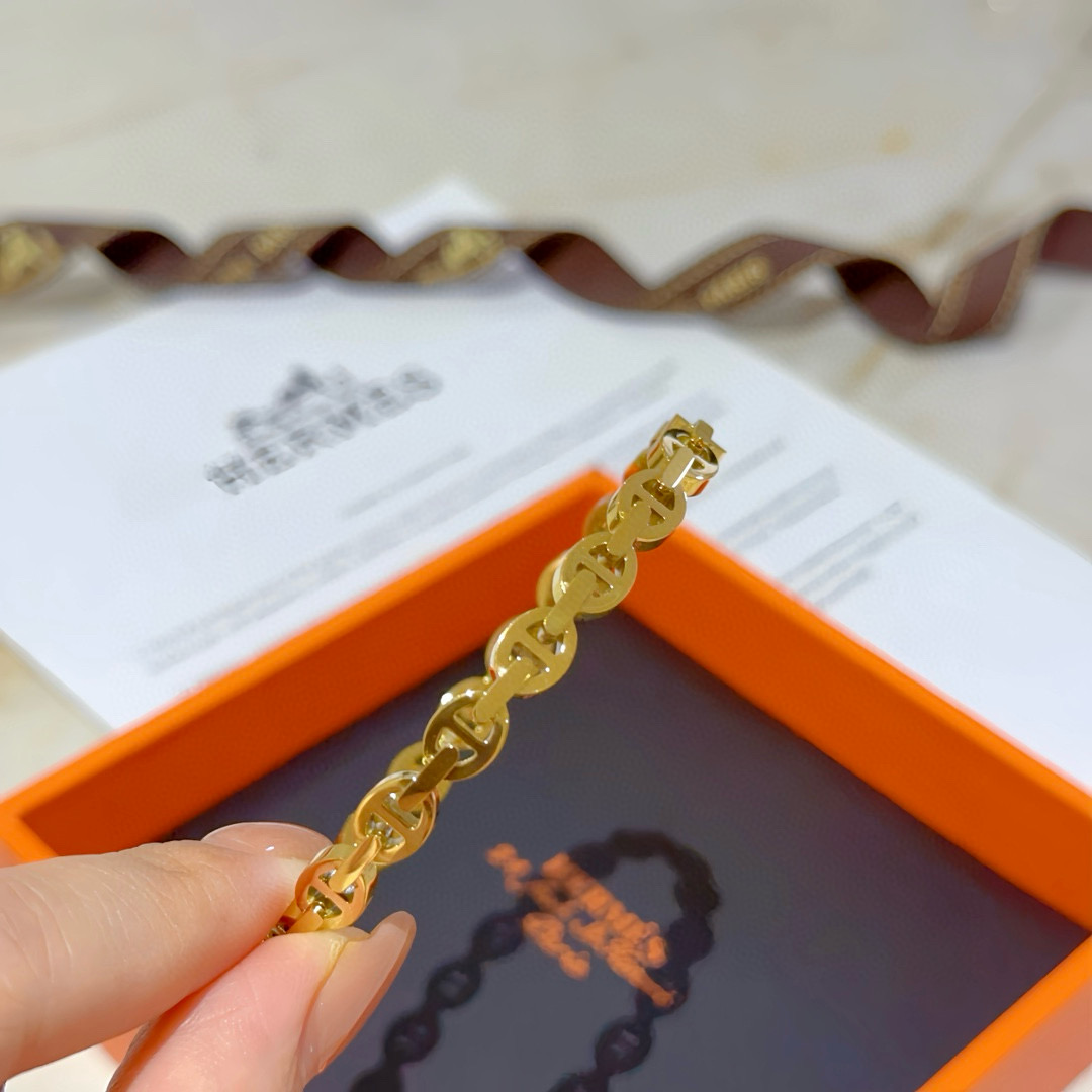 。 爱马仕手镯 手环❗️太考验师傅的手艺了 要确保细节好色色  技术高超高端定制 男女同款 都爱爱马仕火