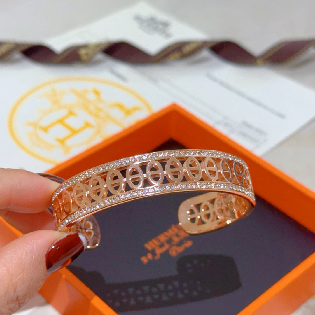 。 Hermes 爱马仕手镯 ❗️v金原版定制 爱马仕手环 珐琅工艺太考验师傅的手艺了 要确保色泽手工制