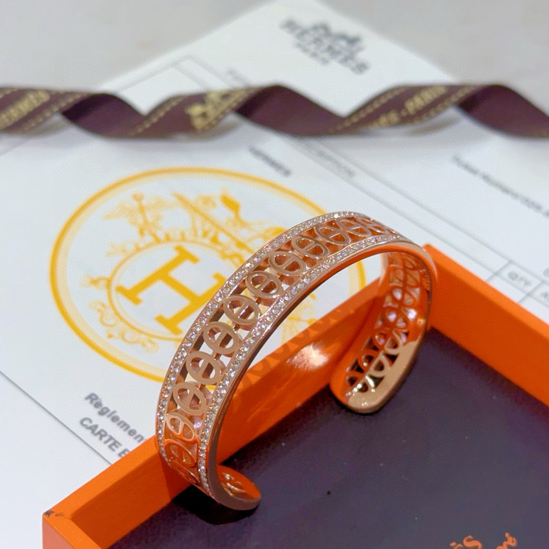 。 Hermes 爱马仕手镯 ❗️v金原版定制 爱马仕手环 珐琅工艺太考验师傅的手艺了 要确保色泽手工制
