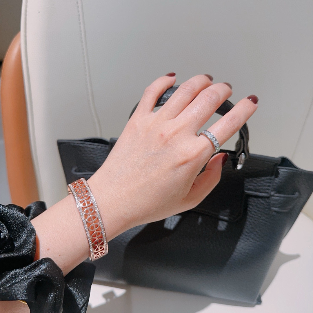 。 Hermes 爱马仕手镯 ❗️v金原版定制 爱马仕手环 珐琅工艺太考验师傅的手艺了 要确保色泽手工制