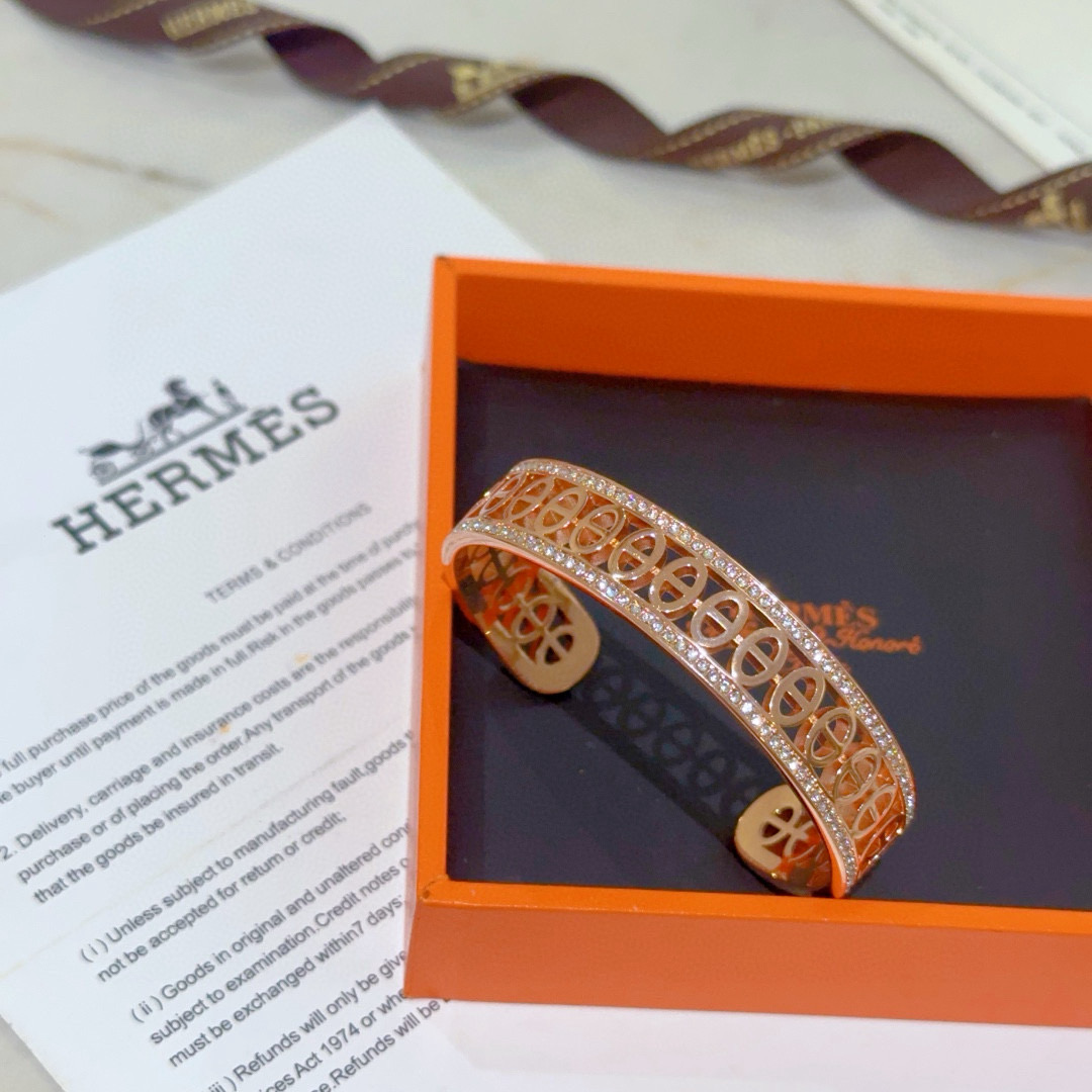 。 Hermes 爱马仕手镯 ❗️v金原版定制 爱马仕手环 珐琅工艺太考验师傅的手艺了 要确保色泽手工制