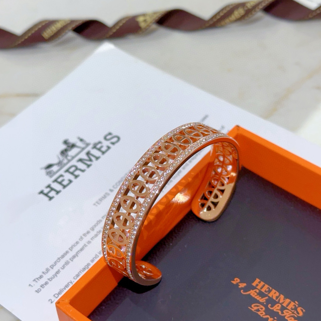。 Hermes 爱马仕手镯 ❗️v金原版定制 爱马仕手环 珐琅工艺太考验师傅的手艺了 要确保色泽手工制