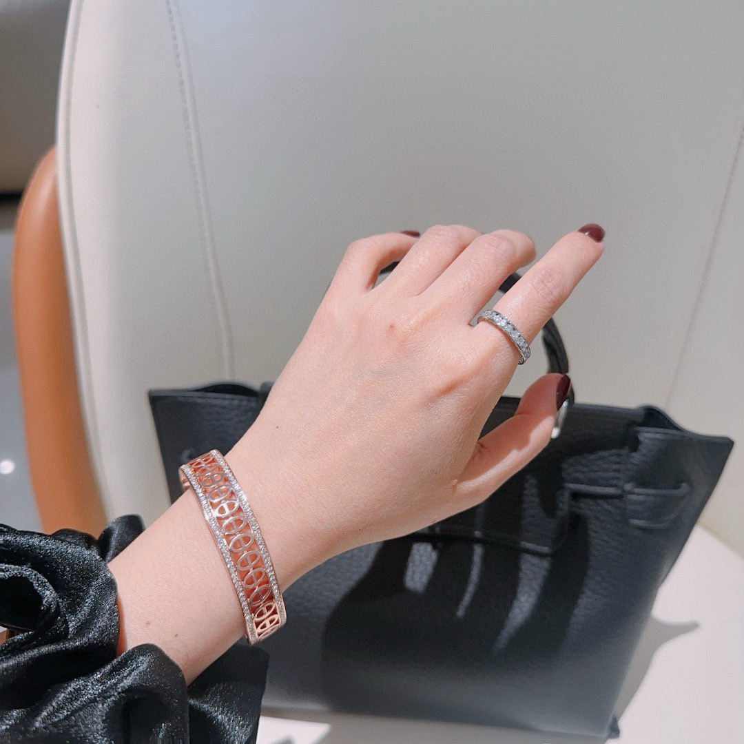 。 Hermes 爱马仕手镯 ❗️v金原版定制 爱马仕手环 珐琅工艺太考验师傅的手艺了 要确保色泽手工制