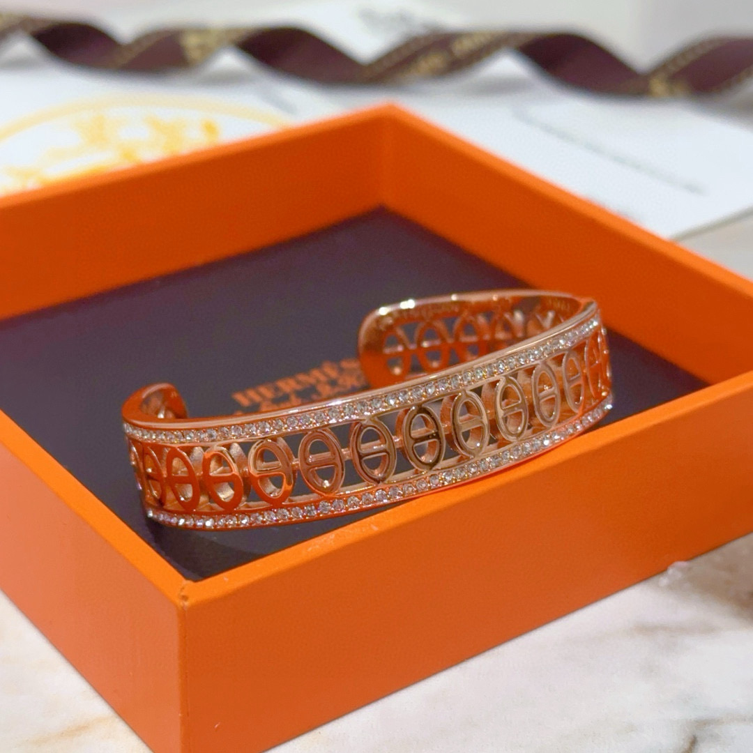 。 Hermes 爱马仕手镯 ❗️v金原版定制 爱马仕手环 珐琅工艺太考验师傅的手艺了 要确保色泽手工制