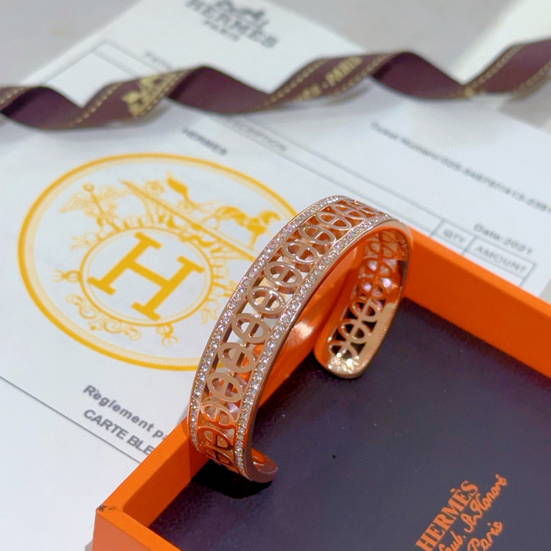 。 Hermes 爱马仕手镯 ❗️v金原版定制 爱马仕手环 珐琅工艺太考验师傅的手艺了 要确保色泽手工制