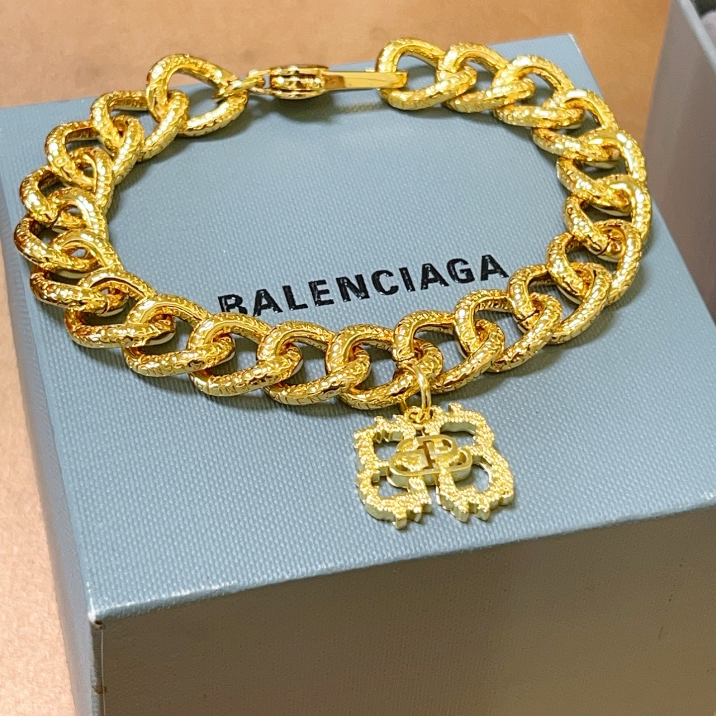 。 原单货🔹🔹新品 巴黎世家手链Balenciaga手链🔹专柜一致巴黎世家手链 男士火爆款出货 设计独特