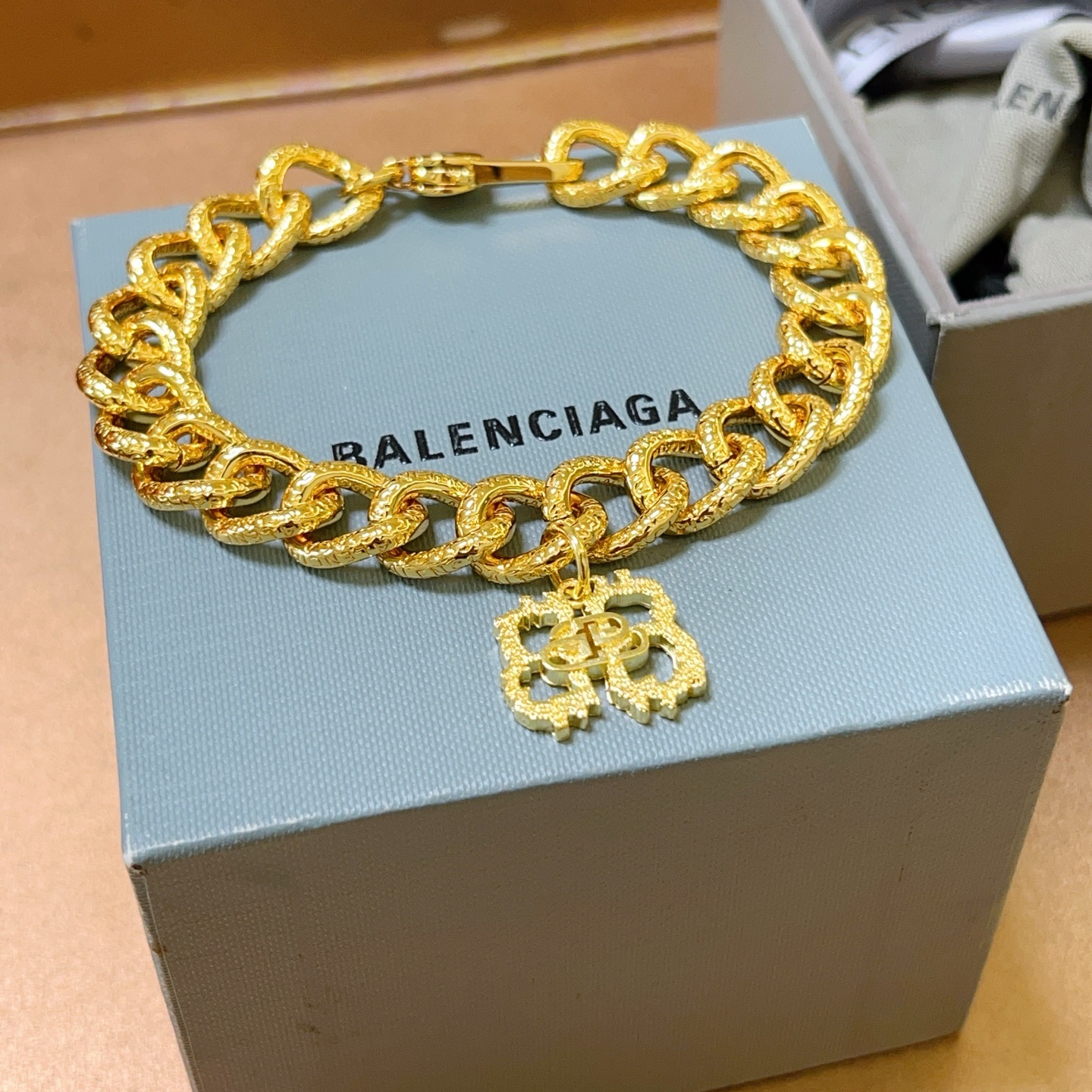 。 原单货🔹🔹新品 巴黎世家手链Balenciaga手链🔹专柜一致巴黎世家手链 男士火爆款出货 设计独特