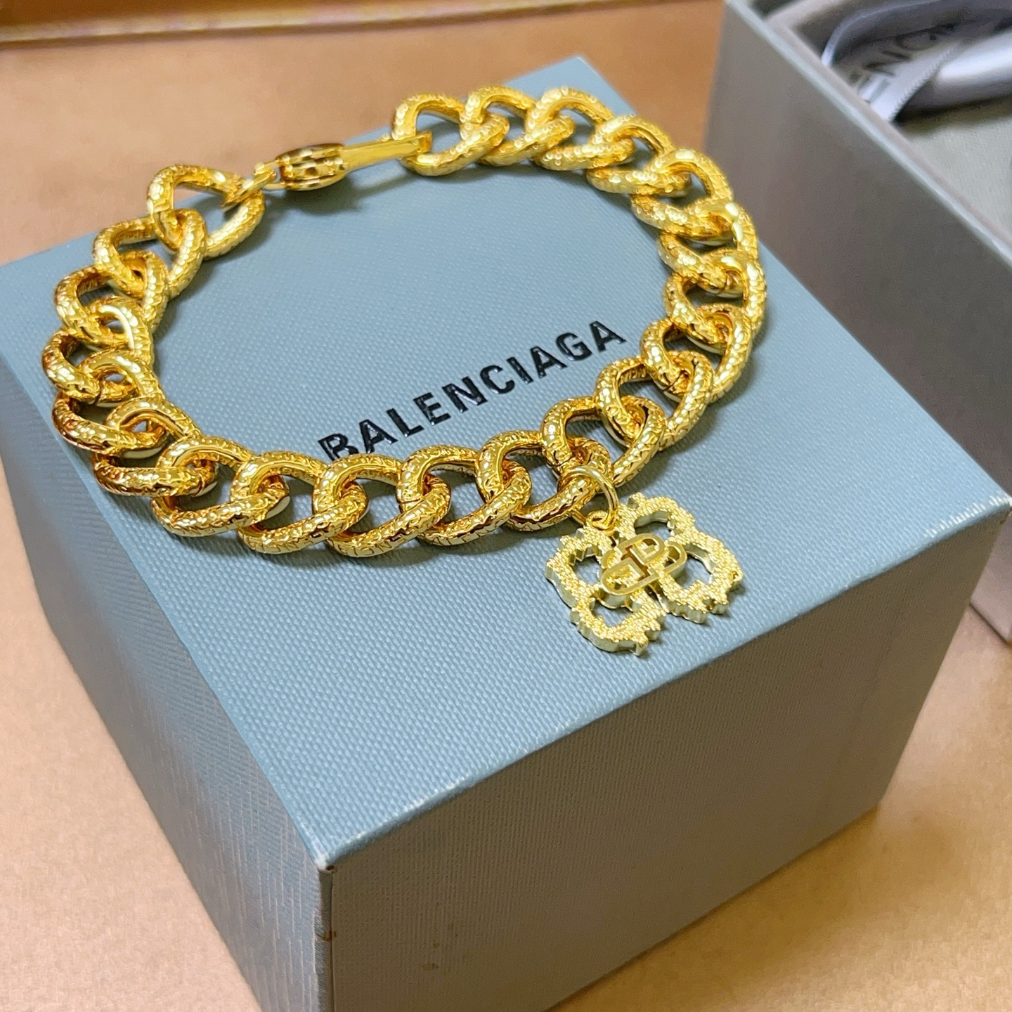 。 原单货🔹🔹新品 巴黎世家手链Balenciaga手链🔹专柜一致巴黎世家手链 男士火爆款出货 设计独特