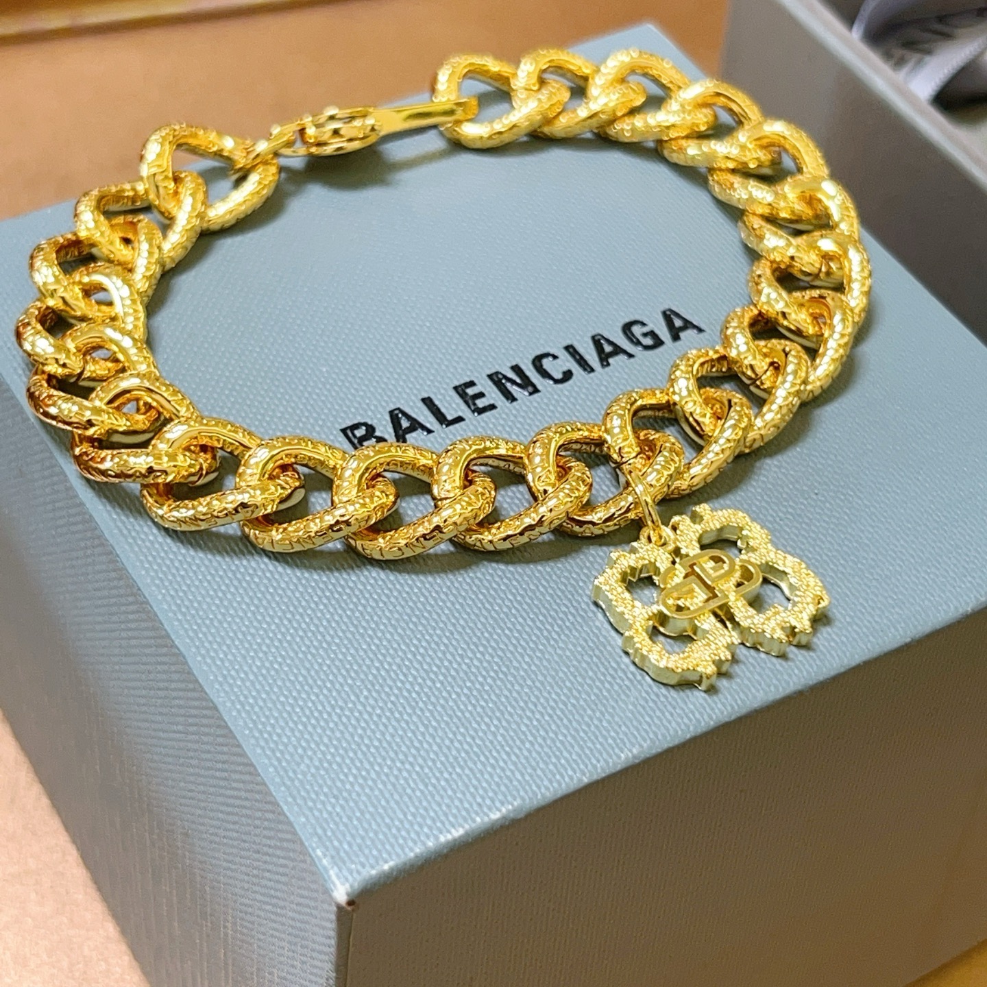 。 原单货🔹🔹新品 巴黎世家手链Balenciaga手链🔹专柜一致巴黎世家手链 男士火爆款出货 设计独特