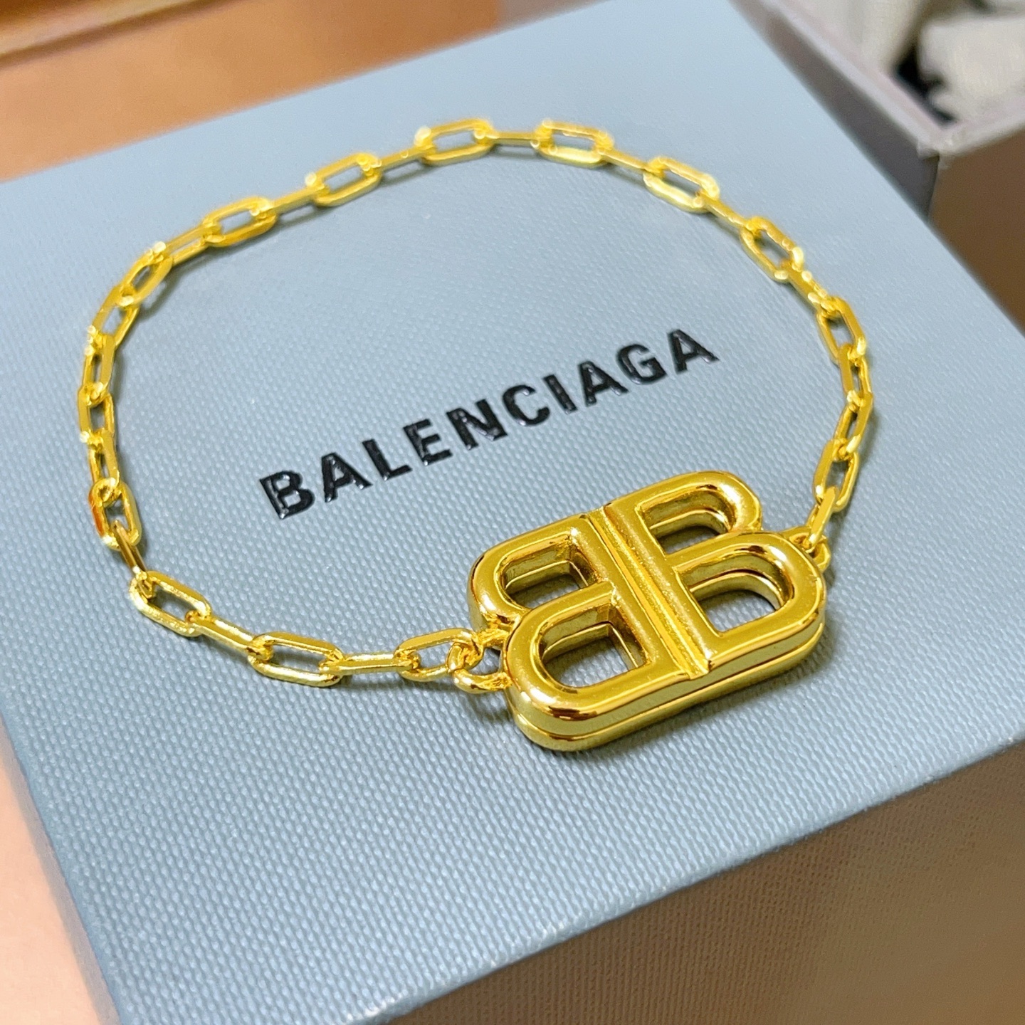 。 原单货🔹🔹新品 巴黎世家手链Balenciaga手链🔹专柜一致巴黎世家手链 男士火爆款出货 设计独特