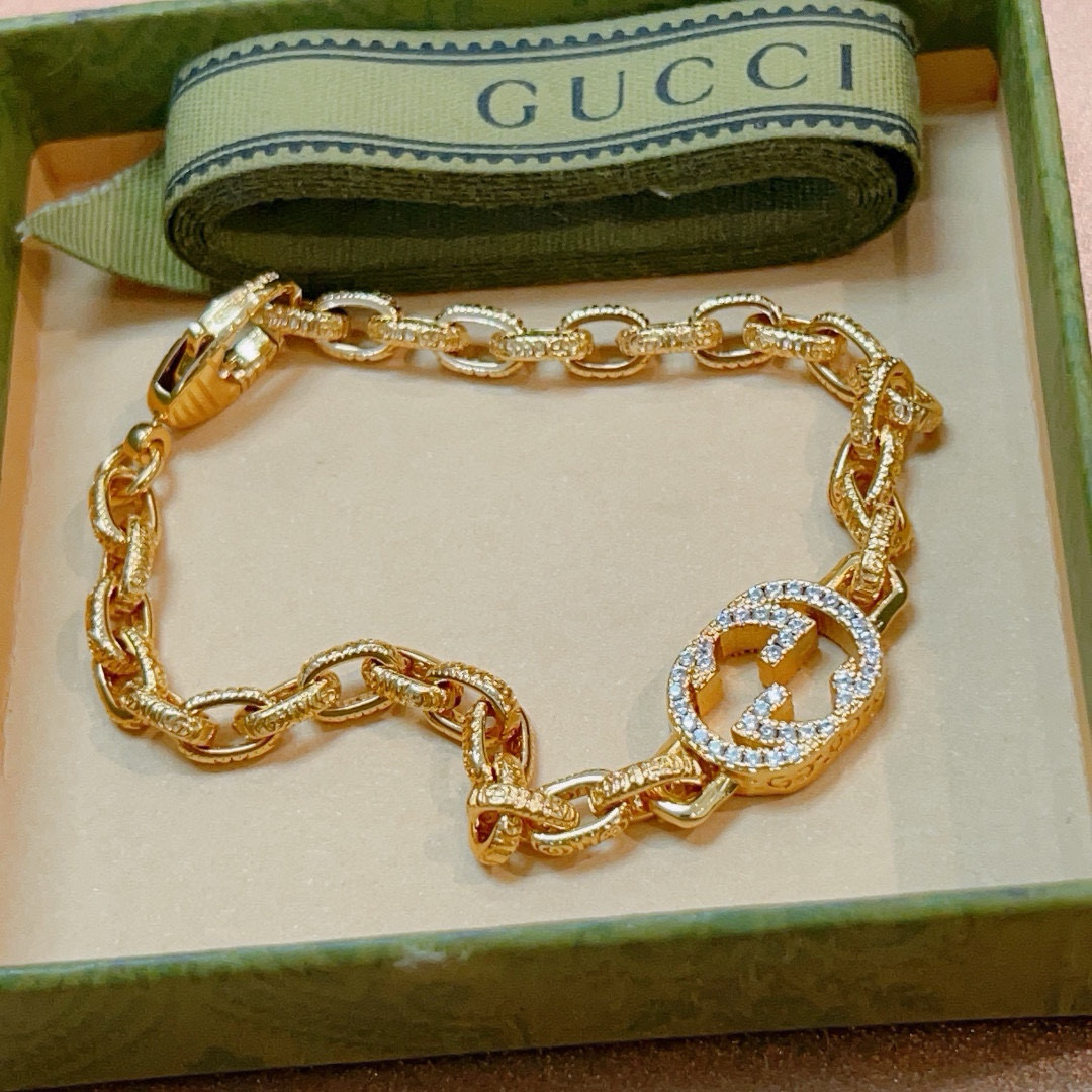 。太帅啦😘 最新出炉黄金土豪版手链 独家高品质🌼 Gucci古驰手链最新款的经典款 精致无论款式 质感 