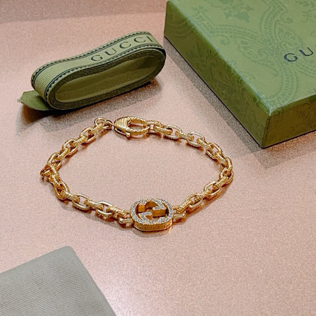 。太帅啦😘 最新出炉黄金土豪版手链 独家高品质🌼 Gucci古驰手链最新款的经典款 精致无论款式 质感 
