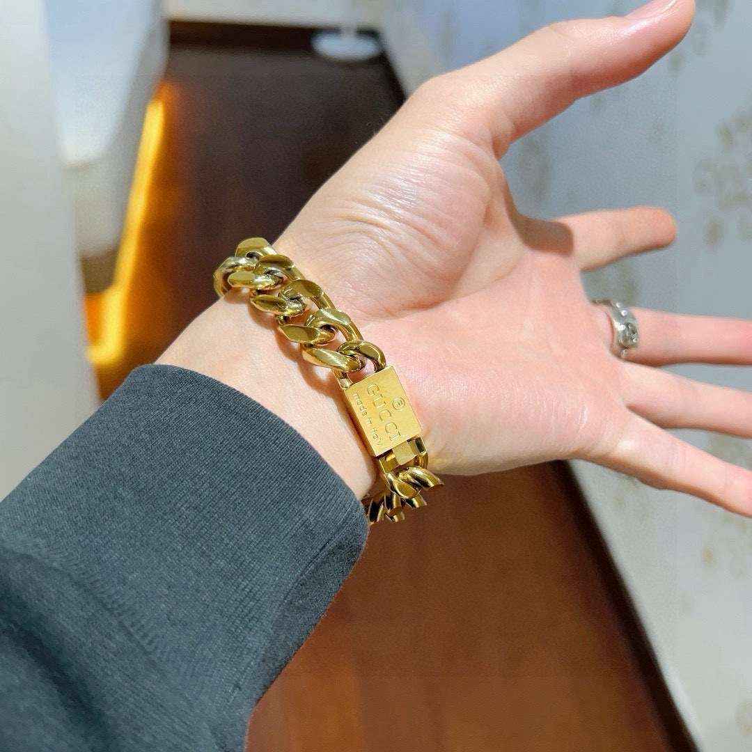 。 2025款新出炉🌼 Gucci古驰手链最新款的经典款 精致无论款式 质感 都是绝对的顶尖feel 只