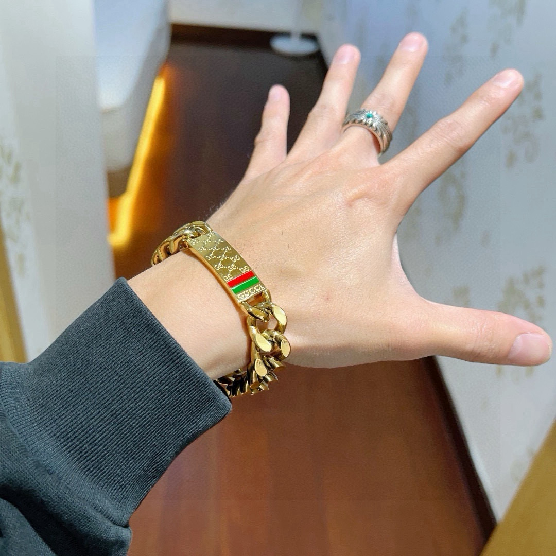 。 2025款新出炉🌼 Gucci古驰手链最新款的经典款 精致无论款式 质感 都是绝对的顶尖feel 只