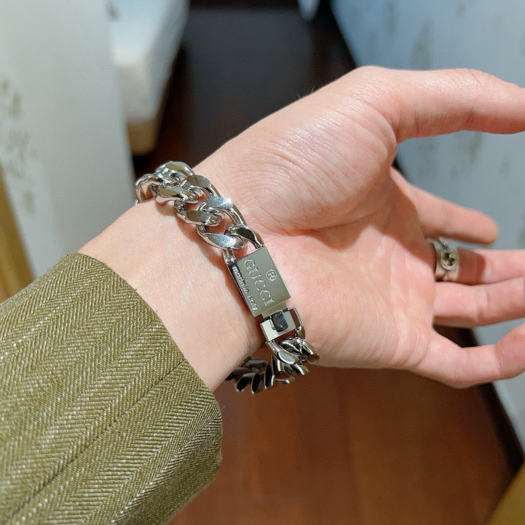 。 2025款新出炉🌼 Gucci古驰手链最新款的经典款 精致无论款式 质感 都是绝对的顶尖feel 只