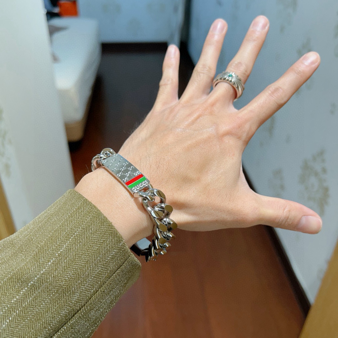 。 2025款新出炉🌼 Gucci古驰手链最新款的经典款 精致无论款式 质感 都是绝对的顶尖feel 只