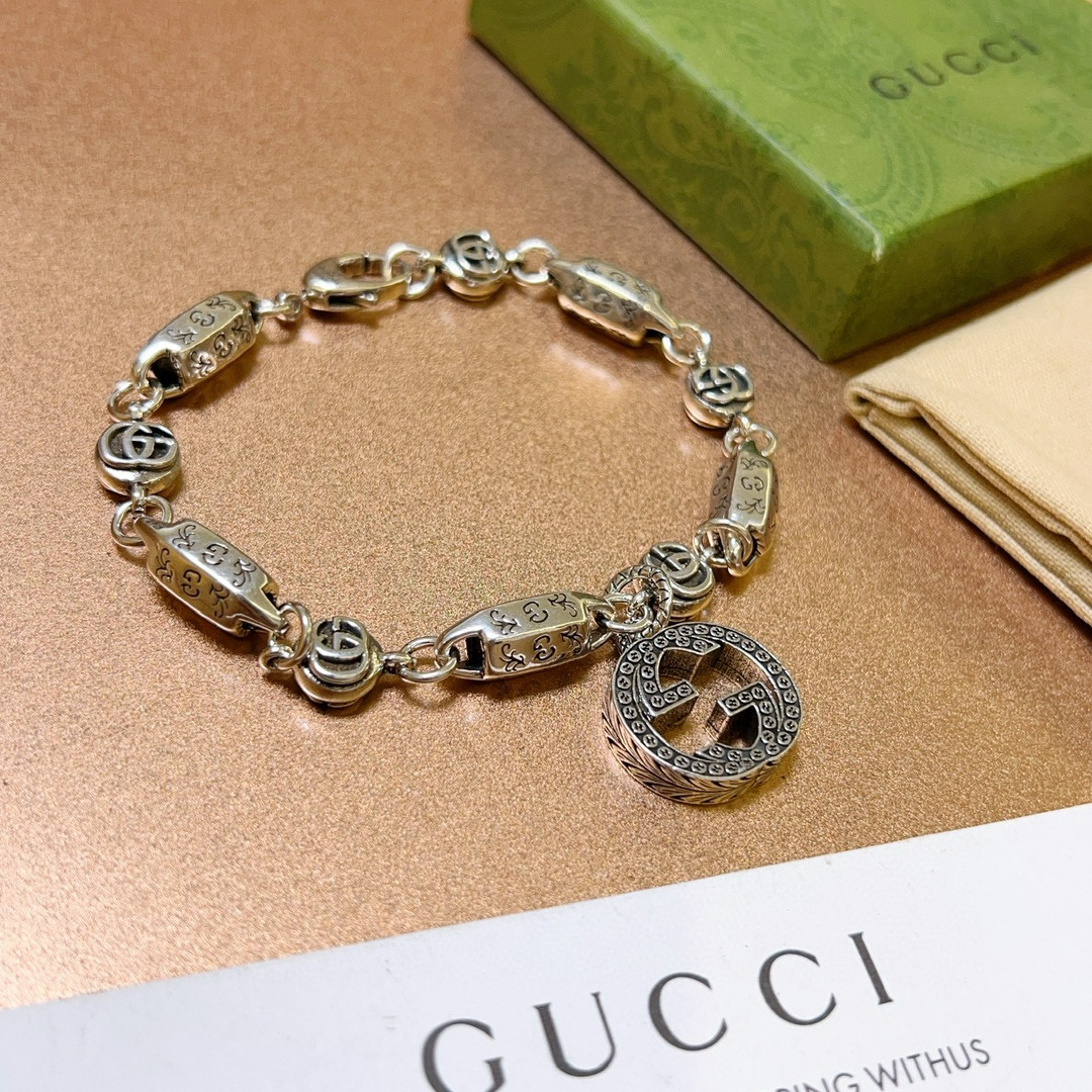 。 新出炉🌼 Gucci古驰手链最新款的经典款 精致无论款式 质感 都是绝对的顶尖feel 只要看一眼就