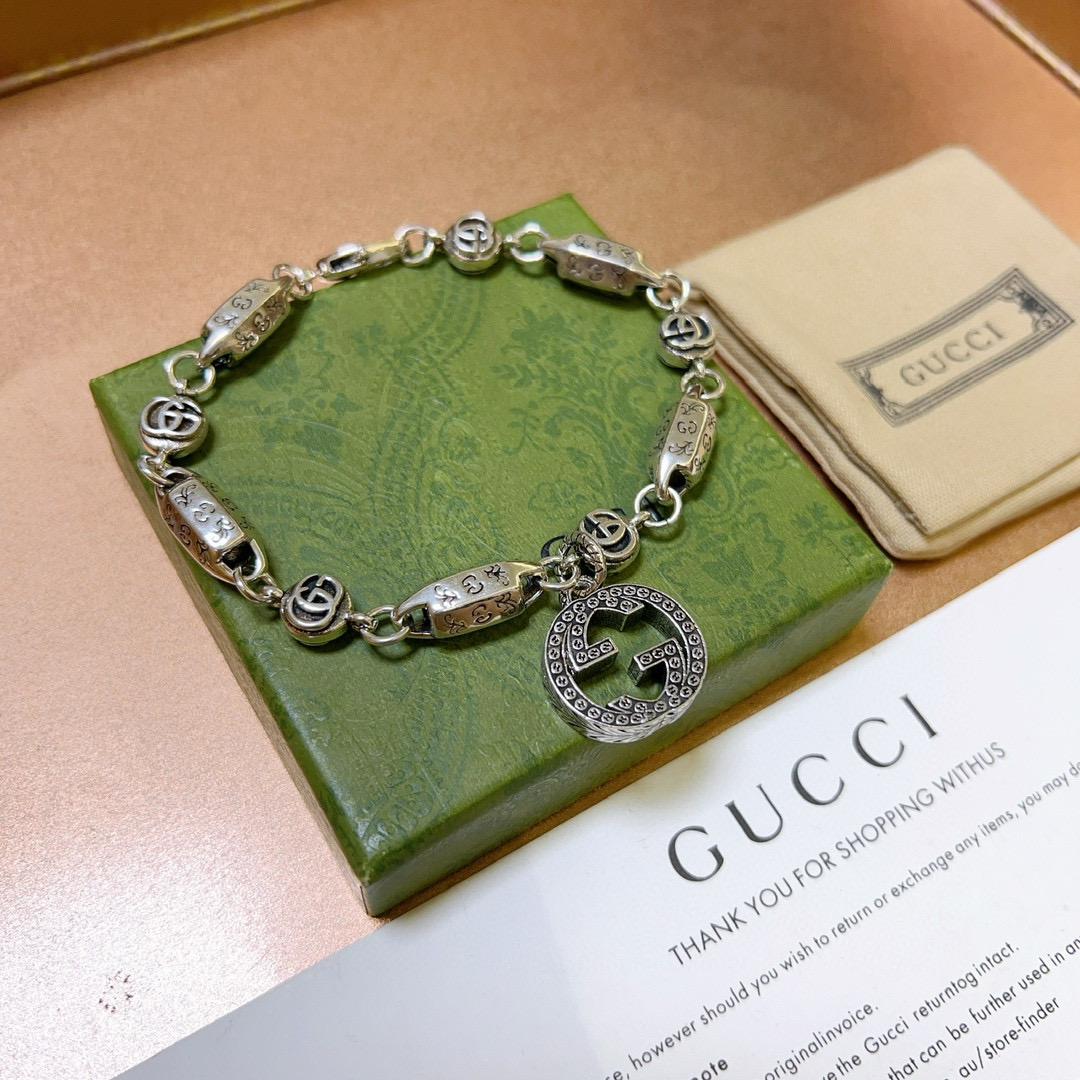 。 新出炉🌼 Gucci古驰手链最新款的经典款 精致无论款式 质感 都是绝对的顶尖feel 只要看一眼就