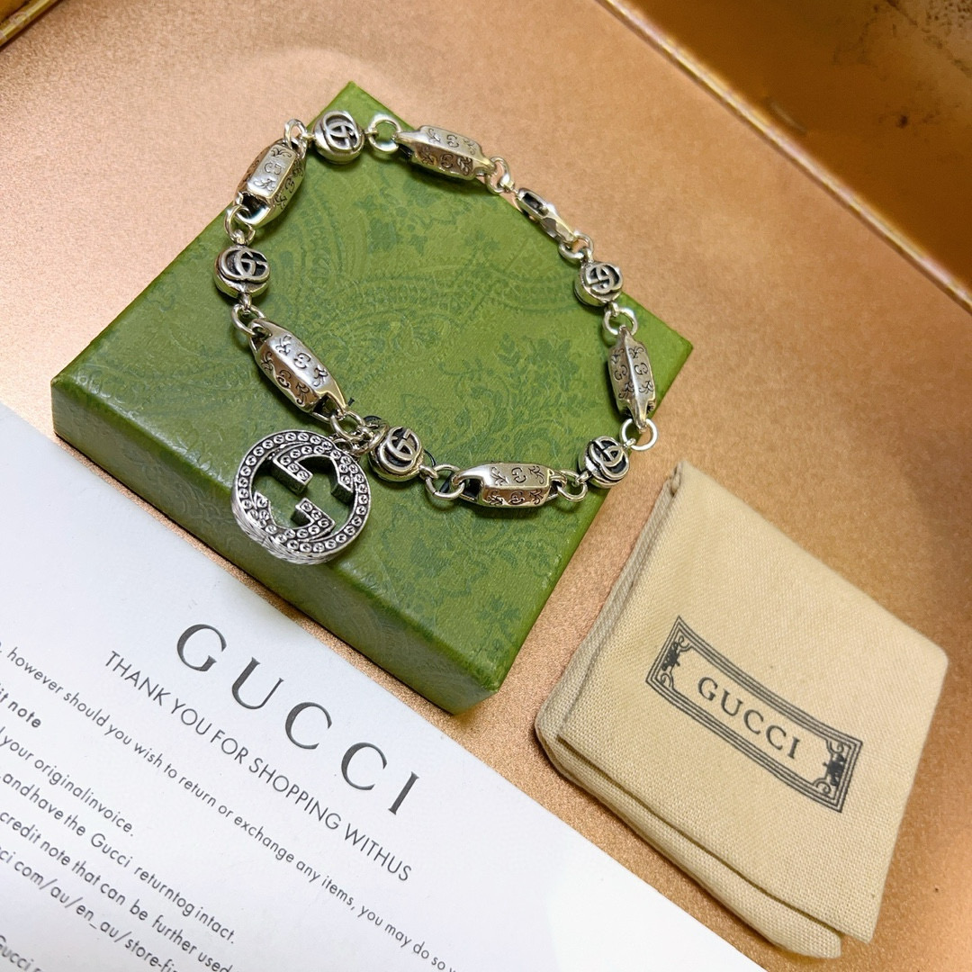 。 新出炉🌼 Gucci古驰手链最新款的经典款 精致无论款式 质感 都是绝对的顶尖feel 只要看一眼就
