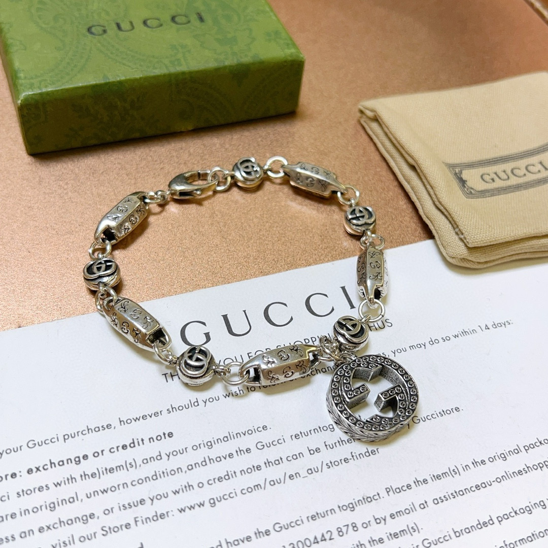 。 新出炉🌼 Gucci古驰手链最新款的经典款 精致无论款式 质感 都是绝对的顶尖feel 只要看一眼就