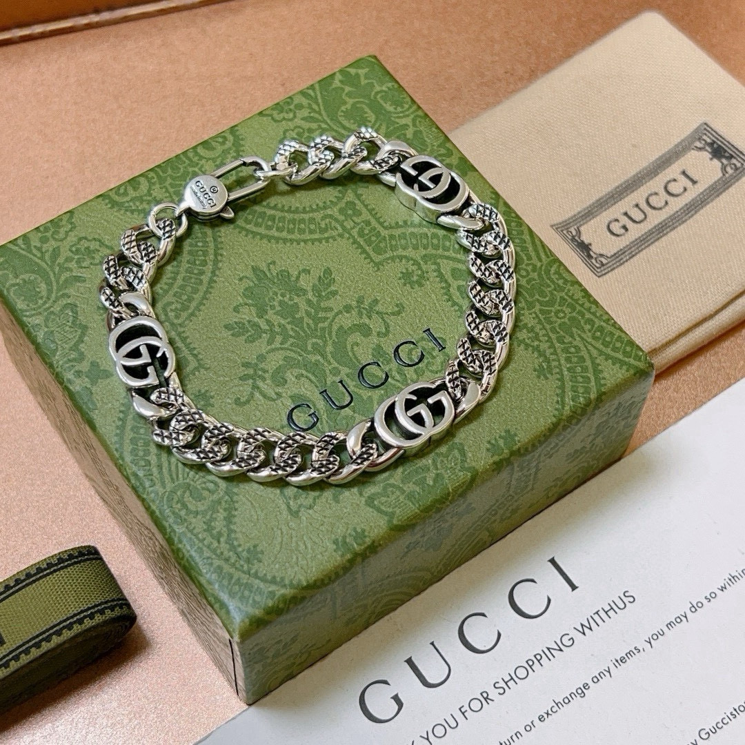 。 最新出炉🌼 Gucci古驰手链最新款的经典款 精致无论款式 质感 都是绝对的顶尖feel 只要看一眼