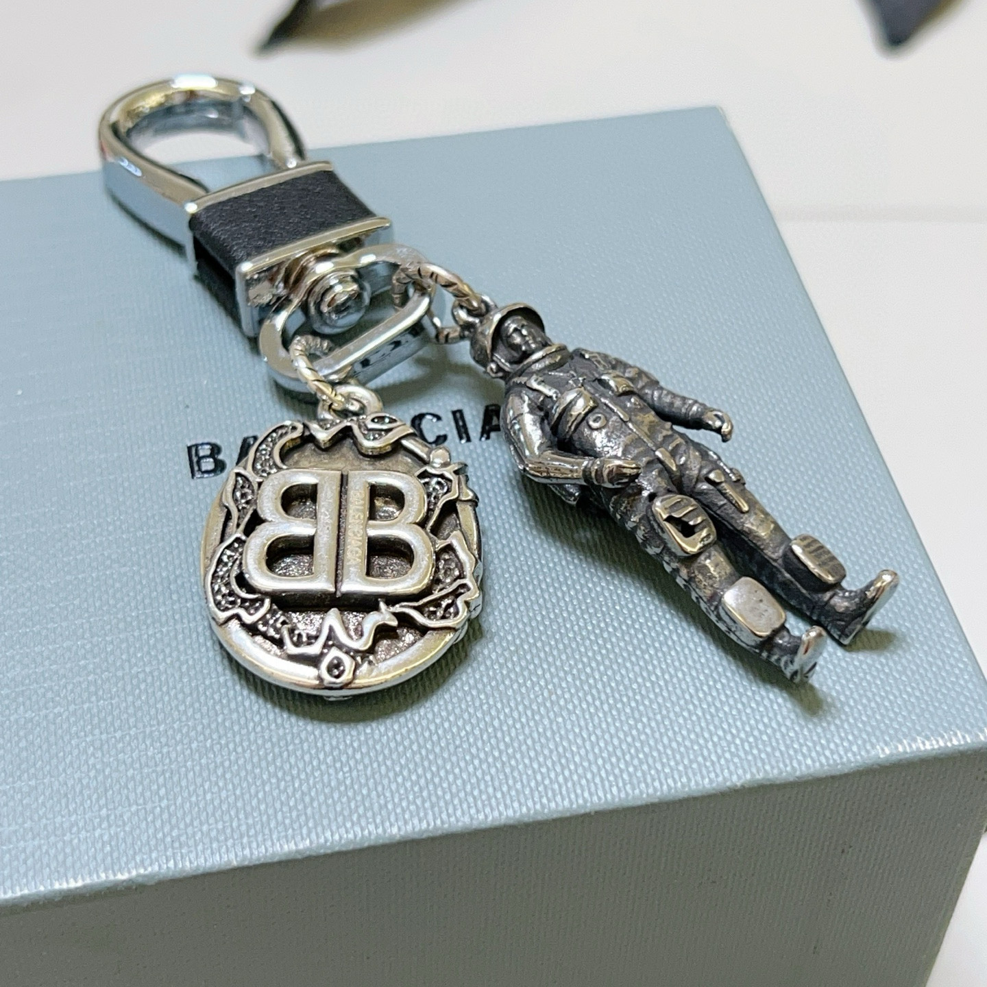    新品发布 巴黎世家包包挂饰钥匙扣 巴黎世家钥匙扣 最新款包包挂饰档次更高明星同款 经典款联名设计理