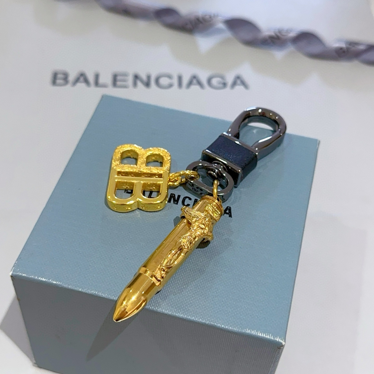    新品发布 巴黎世家包包挂饰钥匙扣 巴黎世家钥匙扣 最新款包包挂饰档次更高明星同款 经典款联名设计理