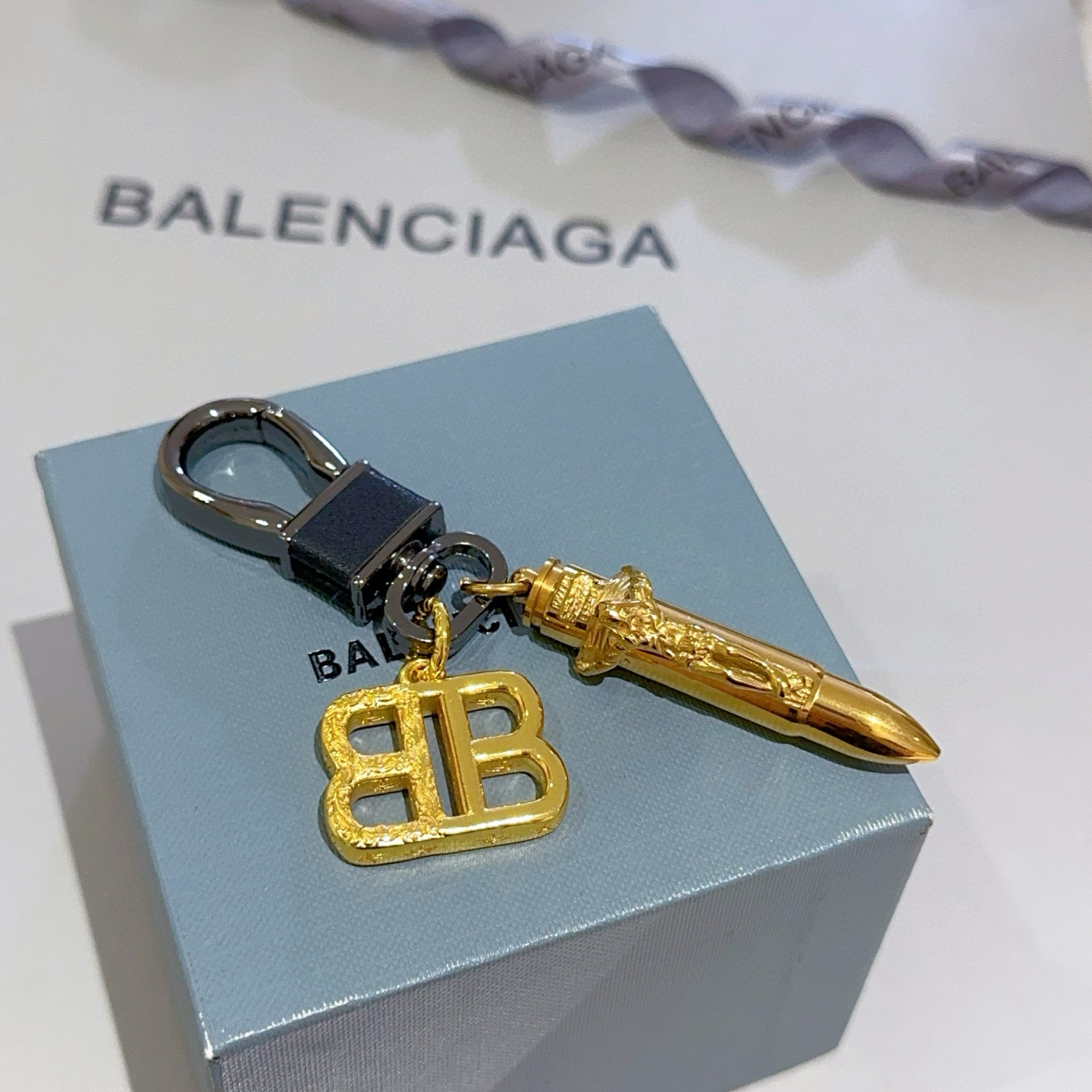    新品发布 巴黎世家包包挂饰钥匙扣 巴黎世家钥匙扣 最新款包包挂饰档次更高明星同款 经典款联名设计理