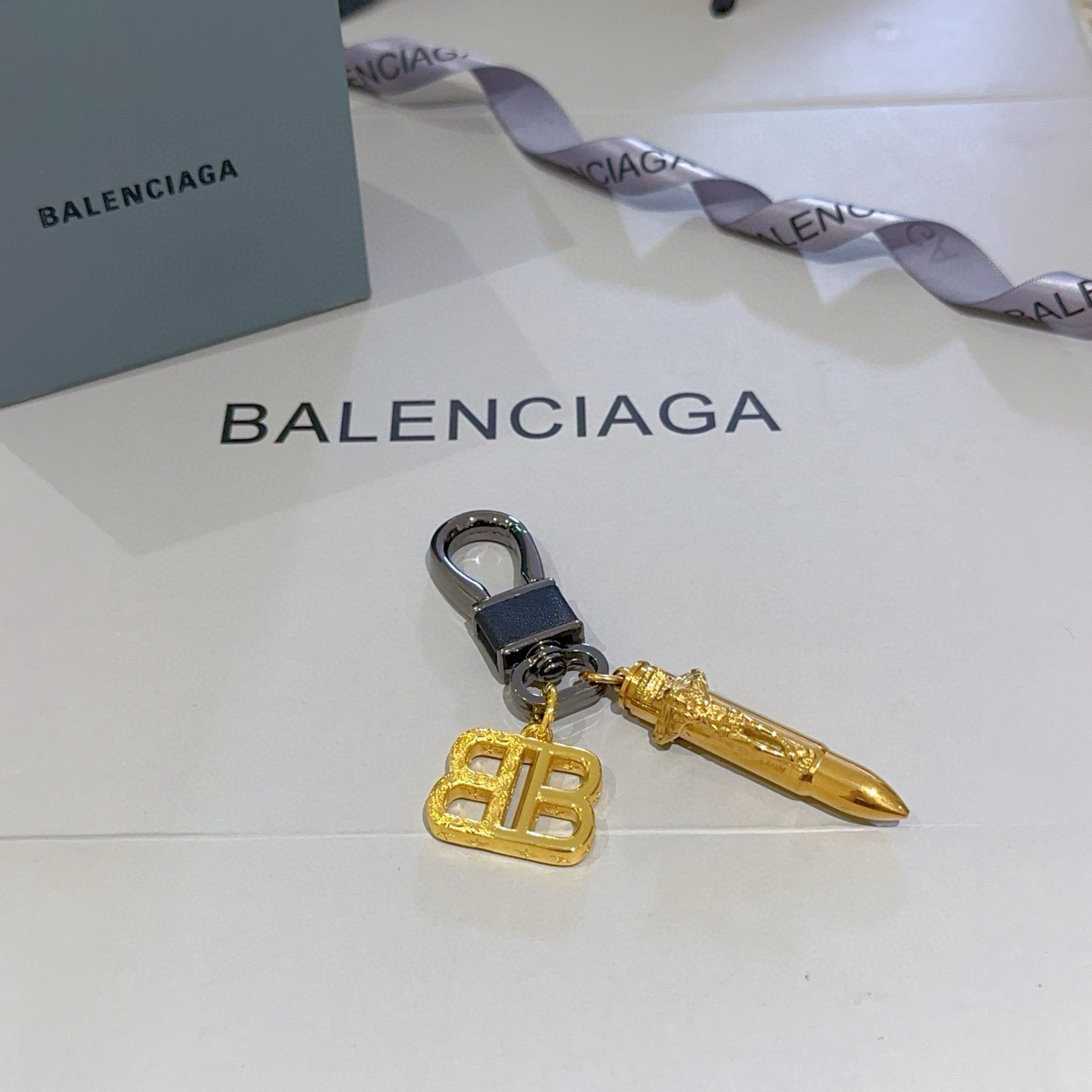    新品发布 巴黎世家包包挂饰钥匙扣 巴黎世家钥匙扣 最新款包包挂饰档次更高明星同款 经典款联名设计理